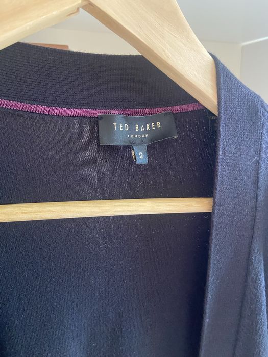 Casaco preto em malha com botoes dourados