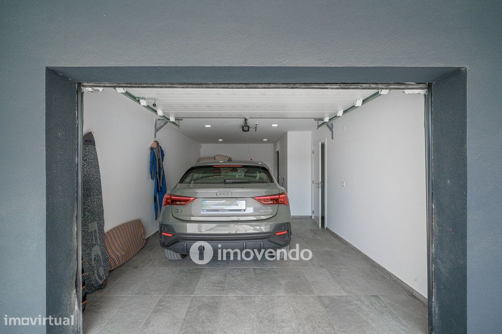 Moradia T3+1 moderna, com piscina e garagem, na Caparica