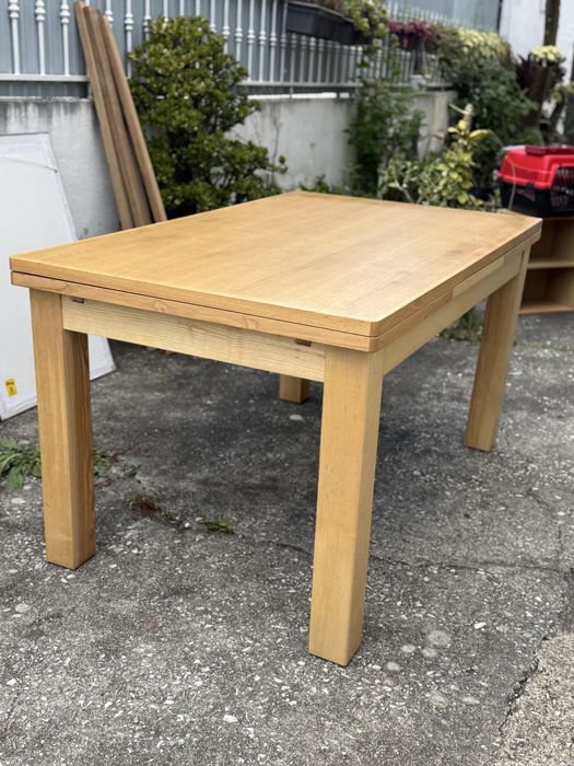 Mesa de jantar em madeira