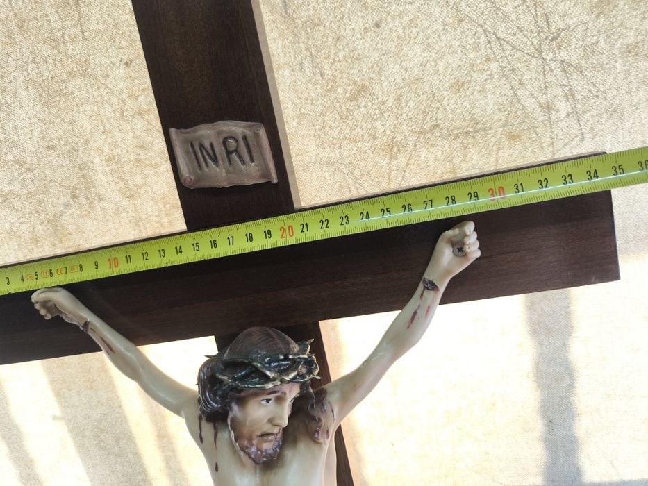 Imponente Crucifixo de Mesa em Madeira e Marfinite