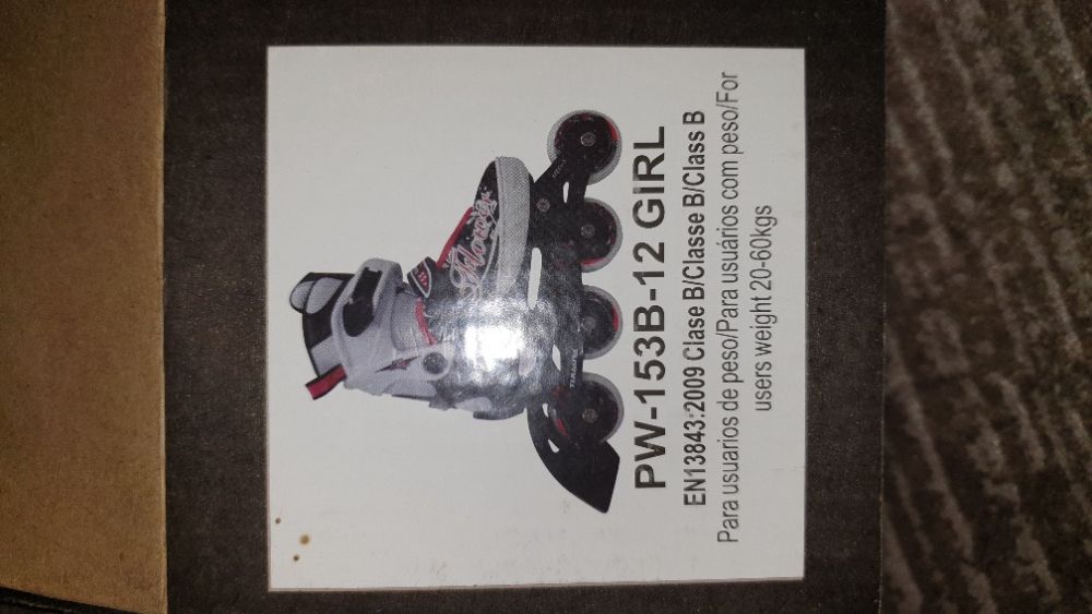 Patins em linha de menina com equipamento proteção