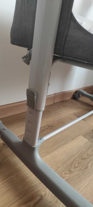 Berço com 3 funções diferentes: berço para cama, berço de balanço e berço de bebé. Com o berço ofereço 1x capa  protetora e 2x lençóis.