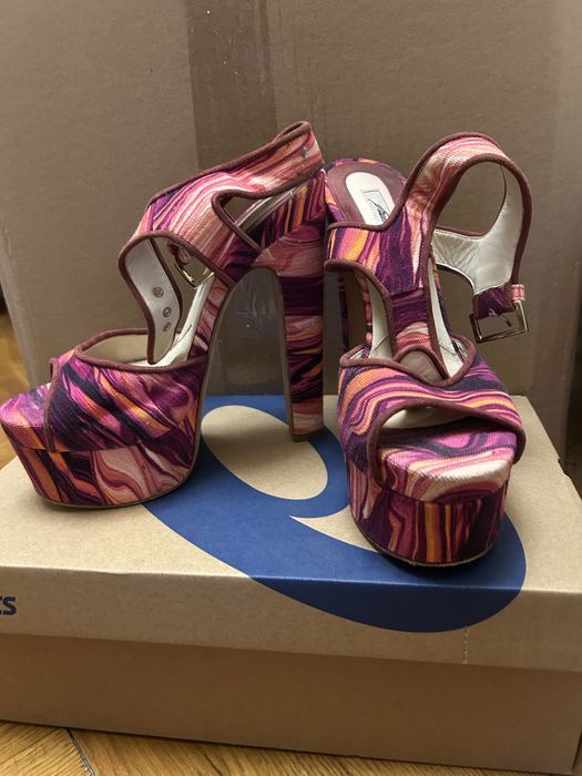 Босоніжки яскраві на каблуку