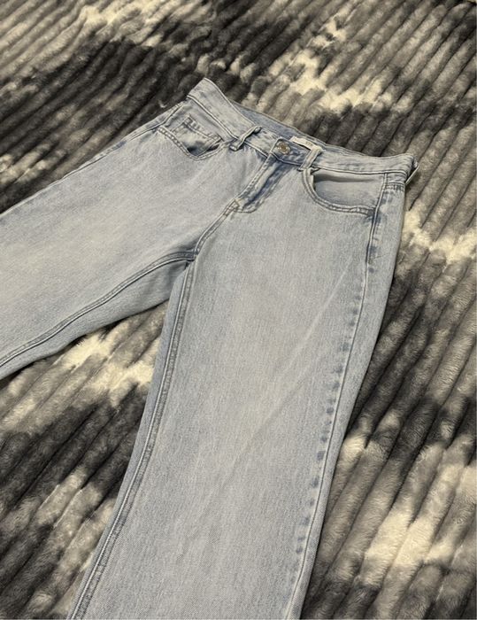 Джинси , блакитного кольору