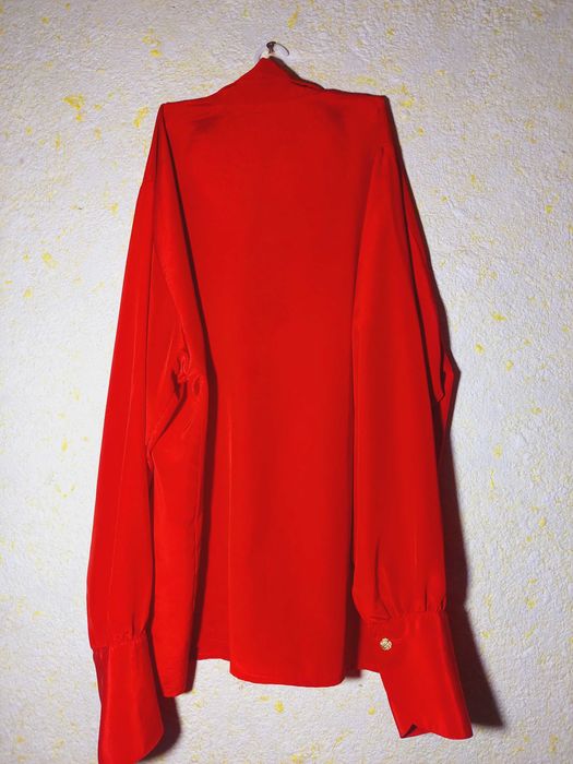 Яскраво червона блузка