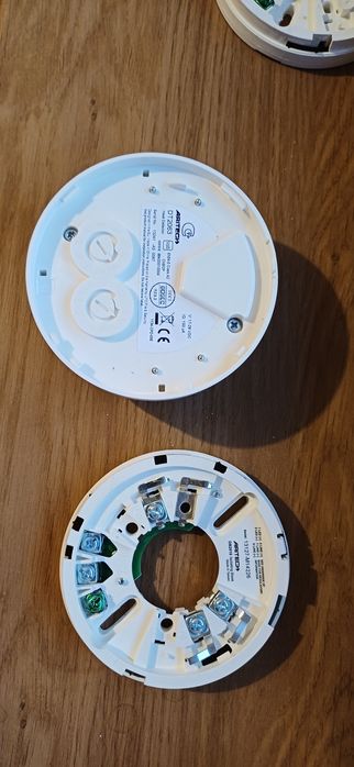 Czujka  termiczna Aritech DT 2063 plus gniazdo DB 2016