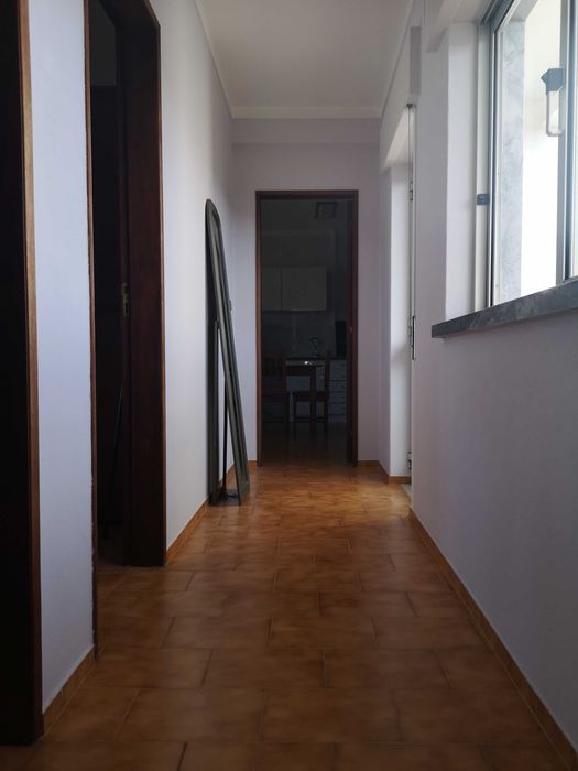 Apartamento T2 mobilado em moradia,com entrada privativa, cozinha equipada.