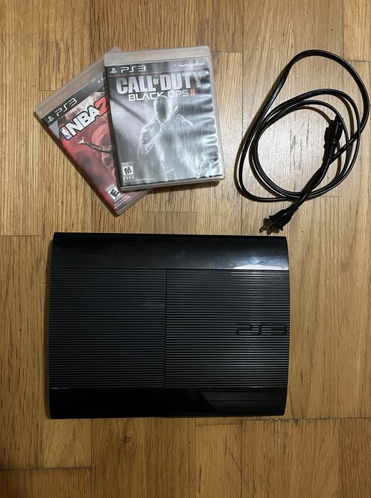 Ps3 super slim com 2 comandos e 2 jogos