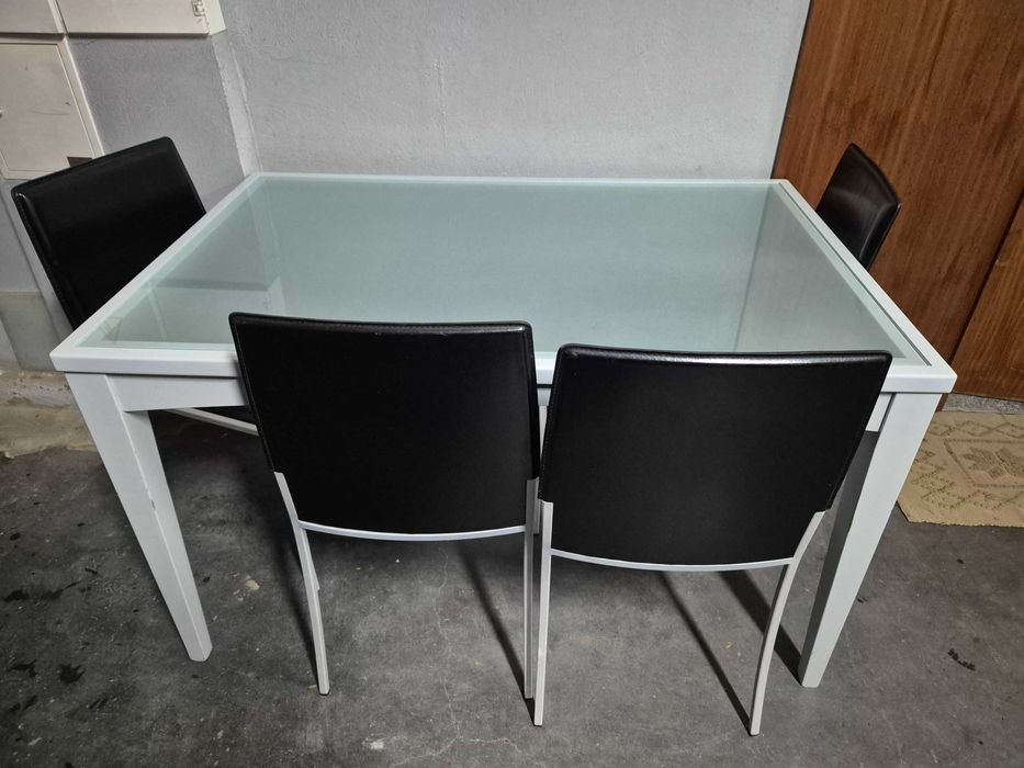 Mesa  de cozinha com 4 cadeiras em pele
