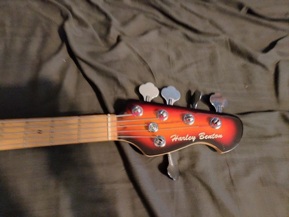 gitara basowa 5 strunowa Harley Benton plus futerał