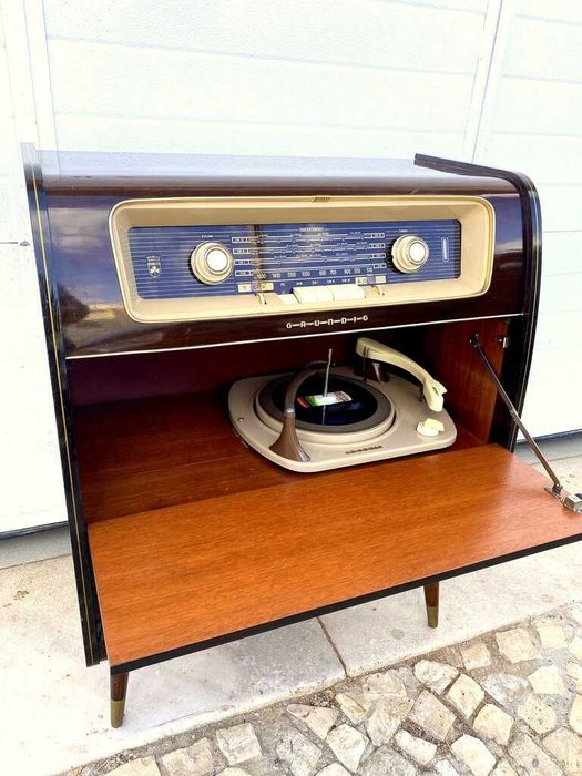 Aparador rádio gira discos a funcionar 64,5comp x 35,5prof x 81alt.
