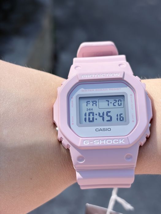Жіночий годинник CASIO G-SHOCK DW-5600SC-4E.