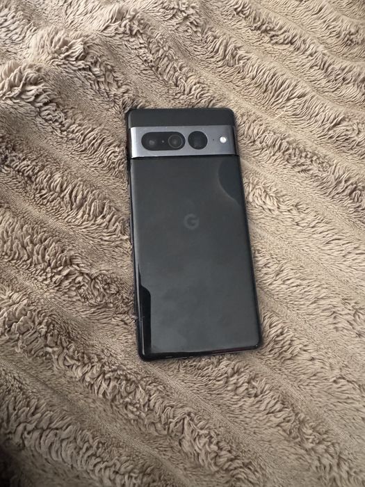 Pixel 7 Pro америка  небольшое чорное пятно в углу