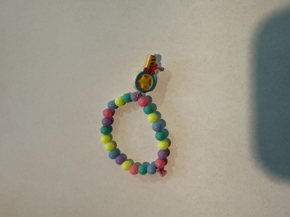 Pulseiras feitas pela minha filha de 6 anos que me pediu para vender