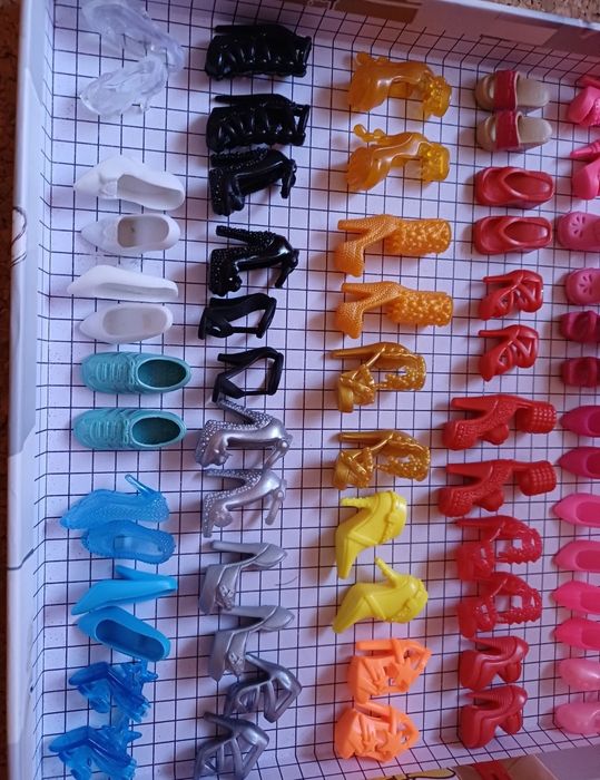 Barbie colares, coroas, sapatos. Ler descrição