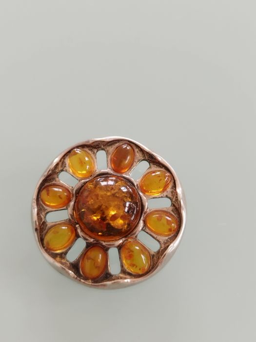 Lindo pendente vintage em prata e âmbar.