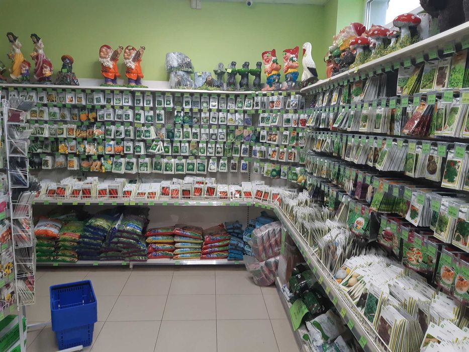 Стелажі для торгівлі (стелажі з гачками, касові зони, холодильники).