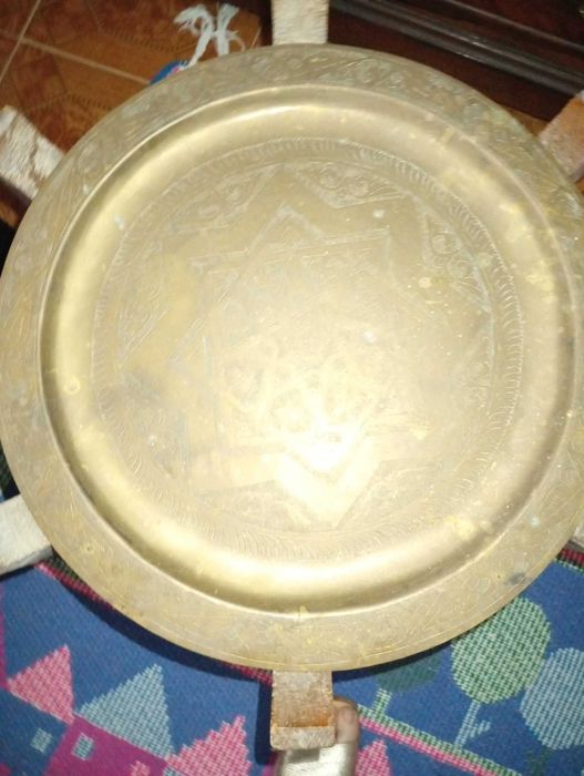 Mesa marroquina com tampo latão gravado - Areeiro