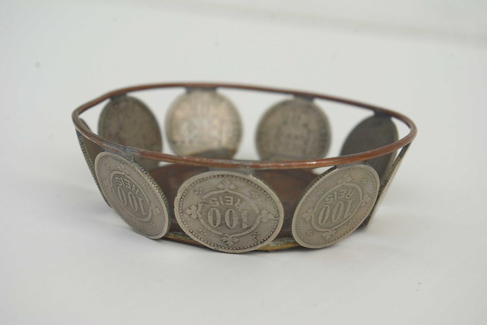 Pequena cesta feita com latão e moedas de 100 Reis D. Carlos I.
