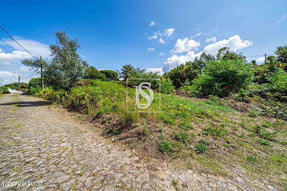 Terreno com 1381 m², junto ao Rio Minho, em Vila Nova de Cerveira