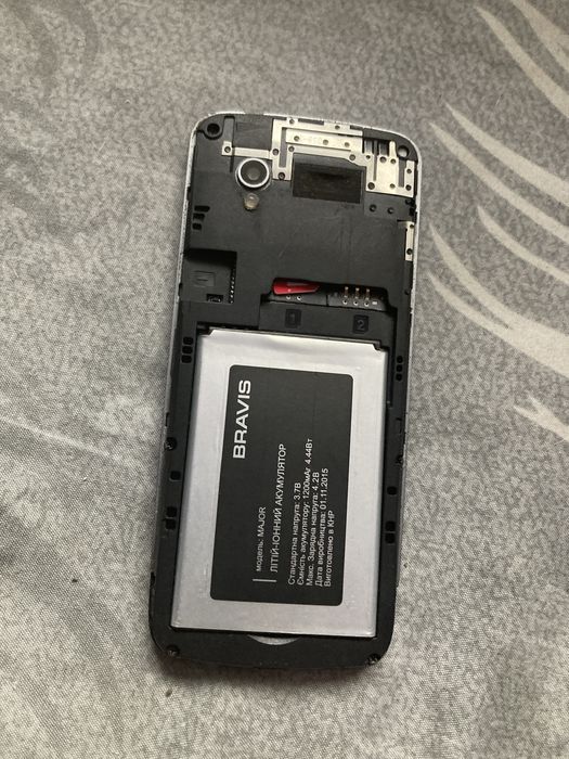 Телефон Bravis, дві сім-карти, великий екран.