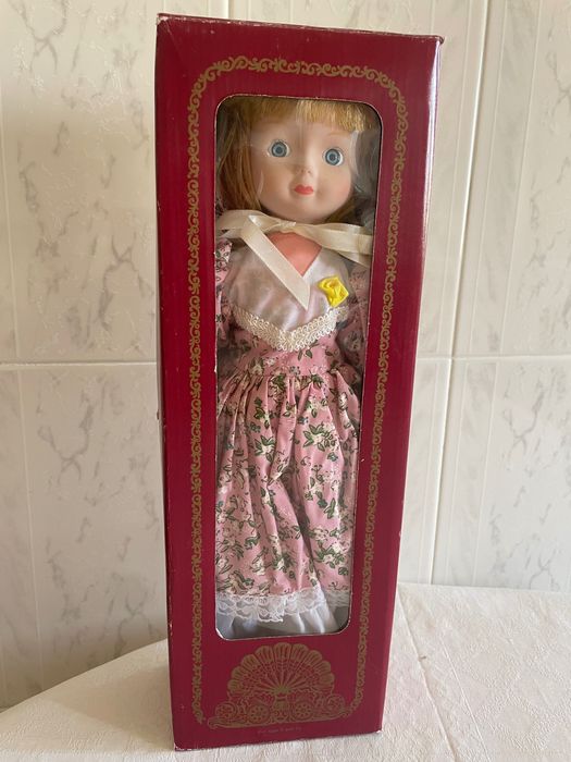Boneca de porcelana vestido rosa