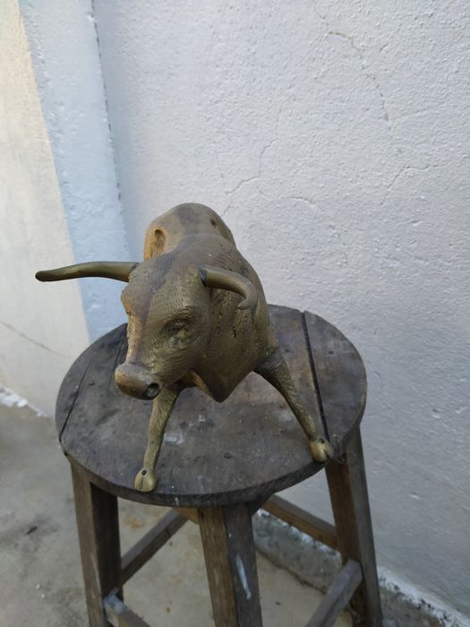 Figura de touro em latão