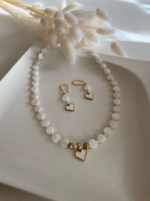 Piękny naszyjnik i kolczyki wykonane z naturalnej masy perłowe