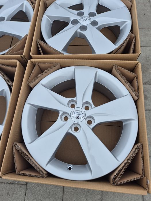 #T54S Alufelgi R16 5x100 Lexus CT200h od 2011 do 2025 Nowe