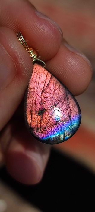 Labradoryt różowy wisior kryształ labradorytu wisiorek amulet ochronny