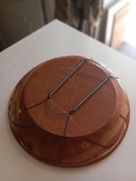 Prato decoração  pintura manual com suporte de fixação próprio