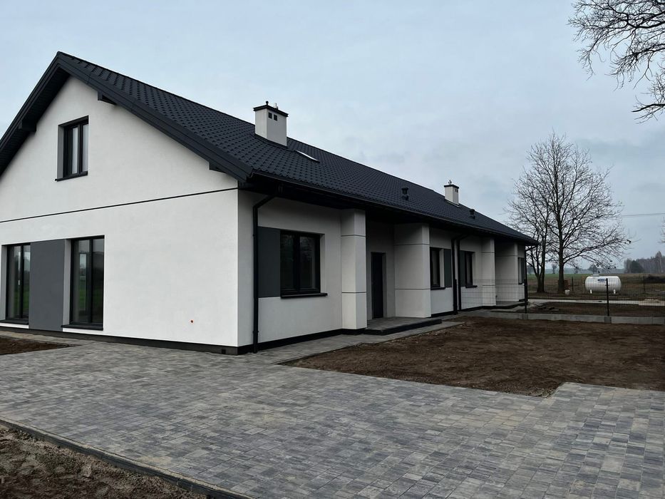 Nowoczesny bliźniak w otoczeniu lasu Psucin