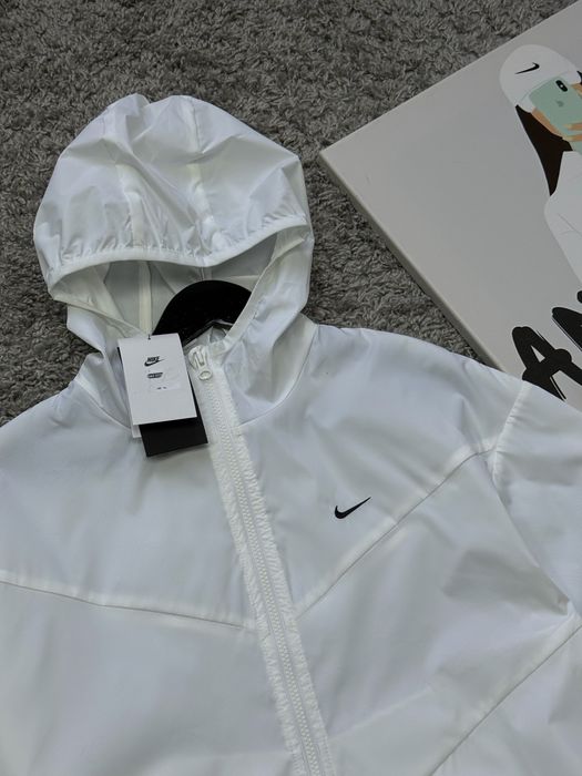 Жіноча нова куртка вітровка Nike