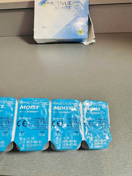 Контактні лінзи Acuvue Moist 1 Day (90 шт. ) -5.75 BC/8.5