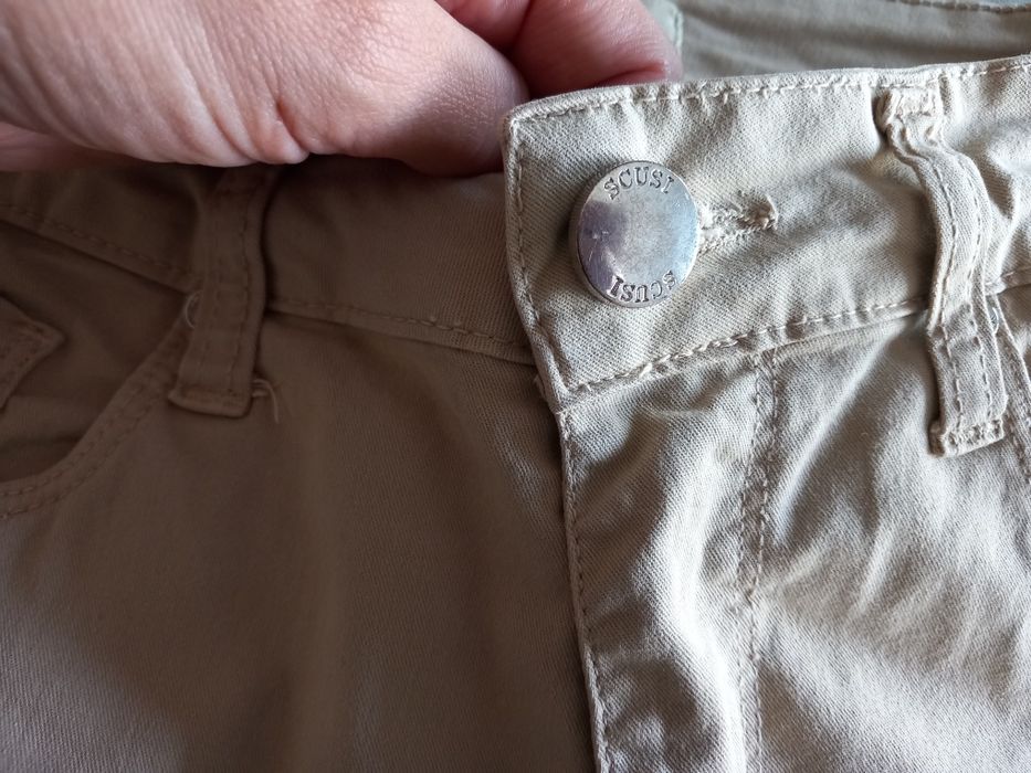 Calças bege da Scusi
Ótimas para a meia estação.
EUR 38
Forro dos bols