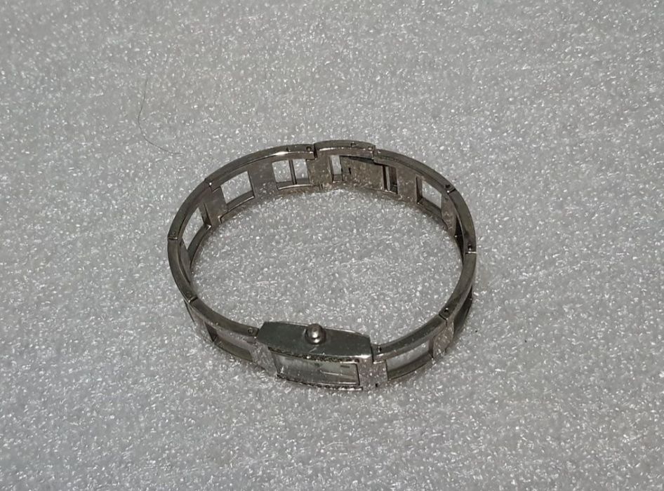 Наручний годинник "AVON" з браслетом, часовий механізм кварцевий.