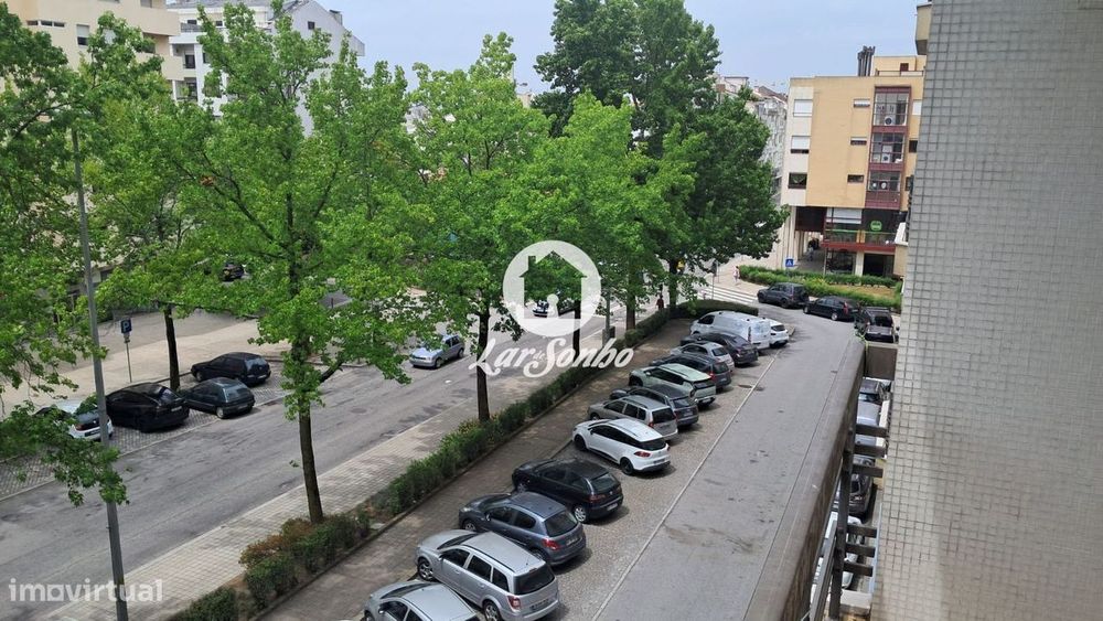 Apartamento T2, na zona da Rua Costa Cabral, junto ao Metro, dispon...