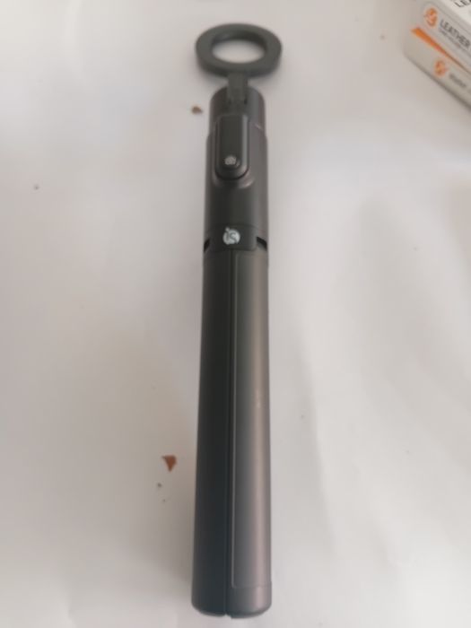 Polo de Selfies com tripé e suporte magnético  para telemóveis  com controlo Bluooth ( novo)