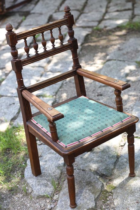 stare krzesło dziecięce