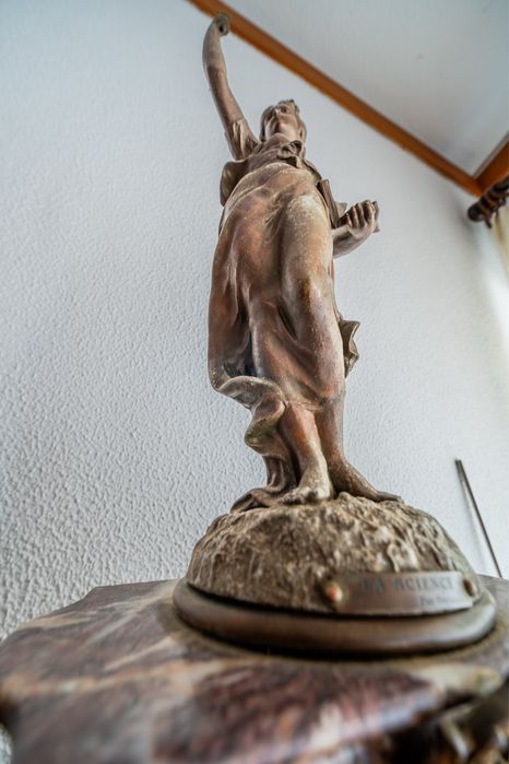 Relógio de Lareira Francês Antigo em Mármore Rosa com Escultura “La Science” – Conjunto Completo Estilo Napoleão III