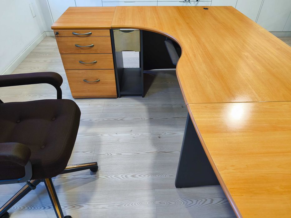 Mesa secretária com cadeira