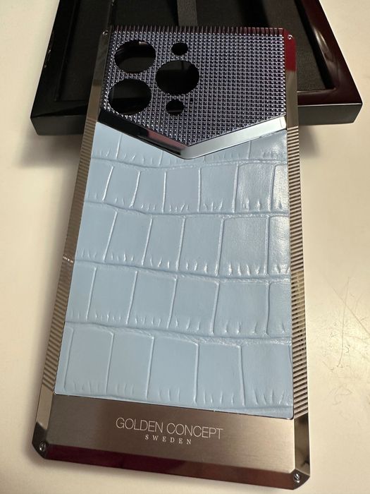 Чохол Golden Concept Sweden на IPhone 13 Pro. Оригінал!