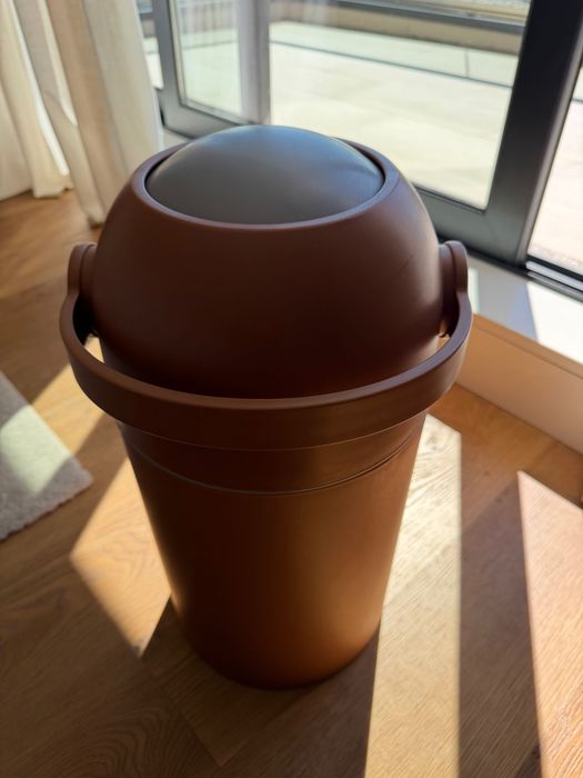 Muda-fraldas Original Leander Matty bege com balde para fraldas em camel de Wee-Too