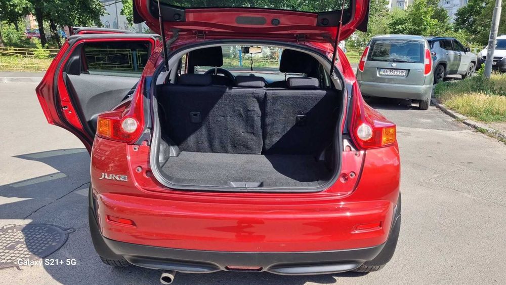 Продам автомобиль Nissan Juke 2012 года красного цвета