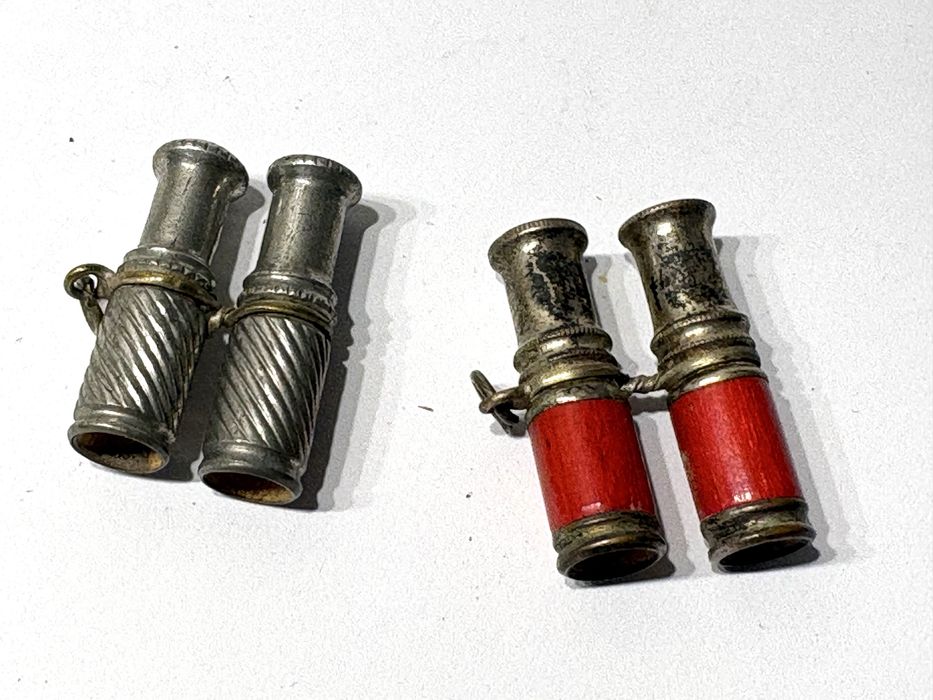 Lindos antigos pendentes de binóculos miniaturas dos anos 1950