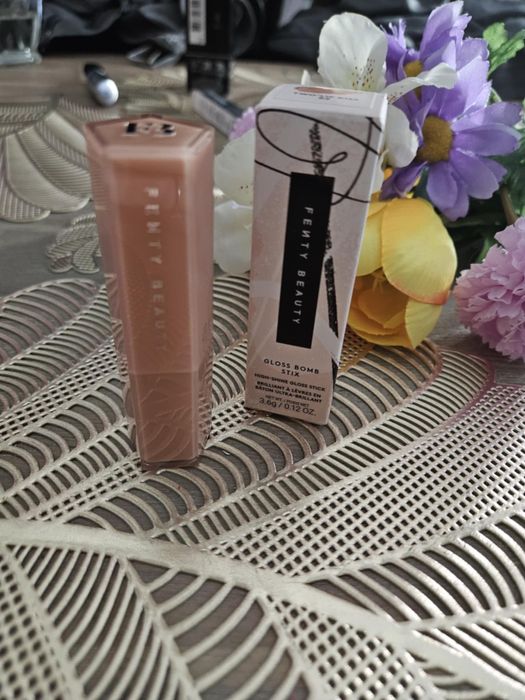 Fenty Beauty gloss bomb two’lip kiss 02 błyszczyk w sztyfcie
