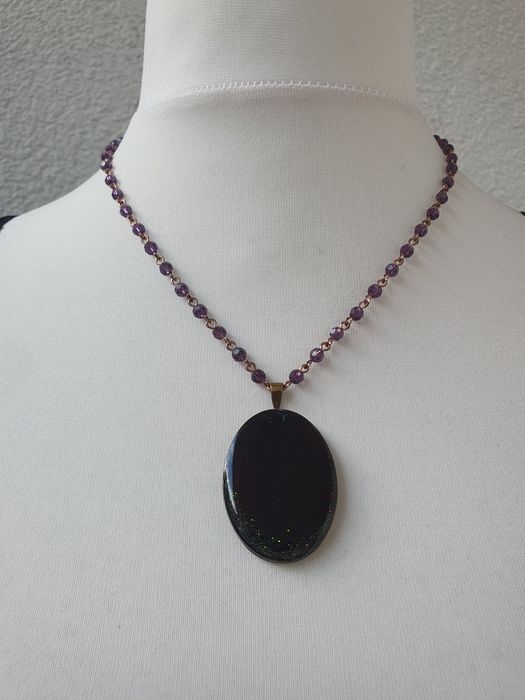 Fioletowy naszyjnik handmade z kaboszonem i kryształkami + pudełeczko