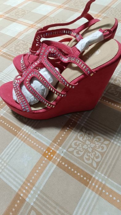 Sandália número 40. Novas nunca usadas.