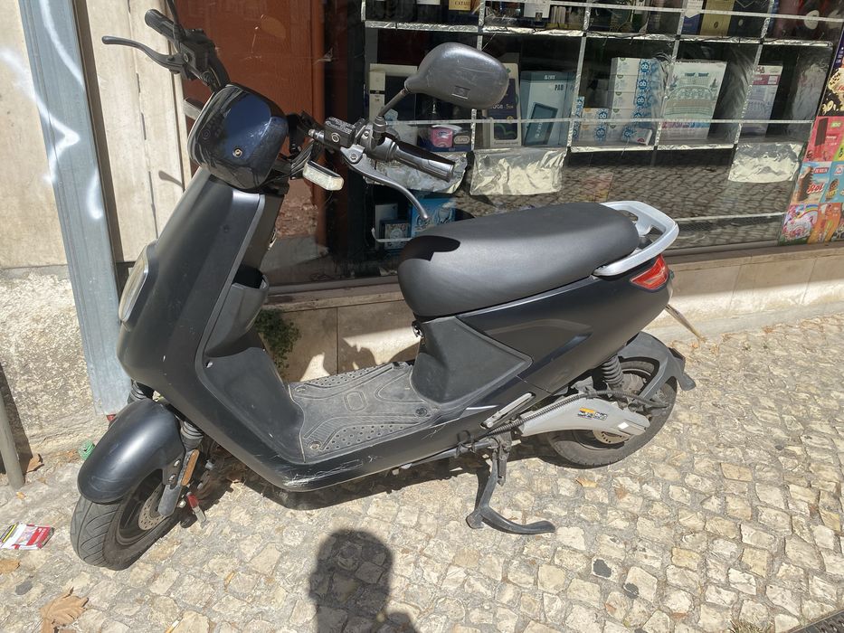 Moto elétrica em ótimo estado.