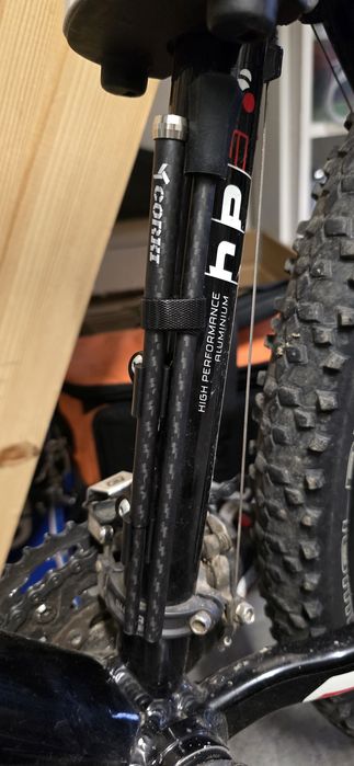 Stopka Carbon do roweru pod kola 26-27,5 cala